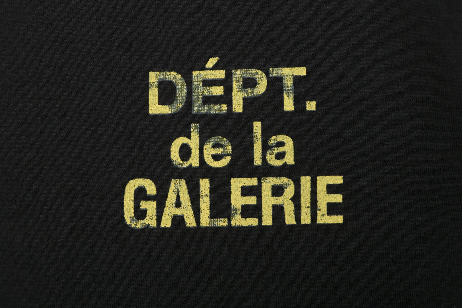 Gallery Dept. Dépt. de la Galerie Distressed Yellow French Print Tee – Black