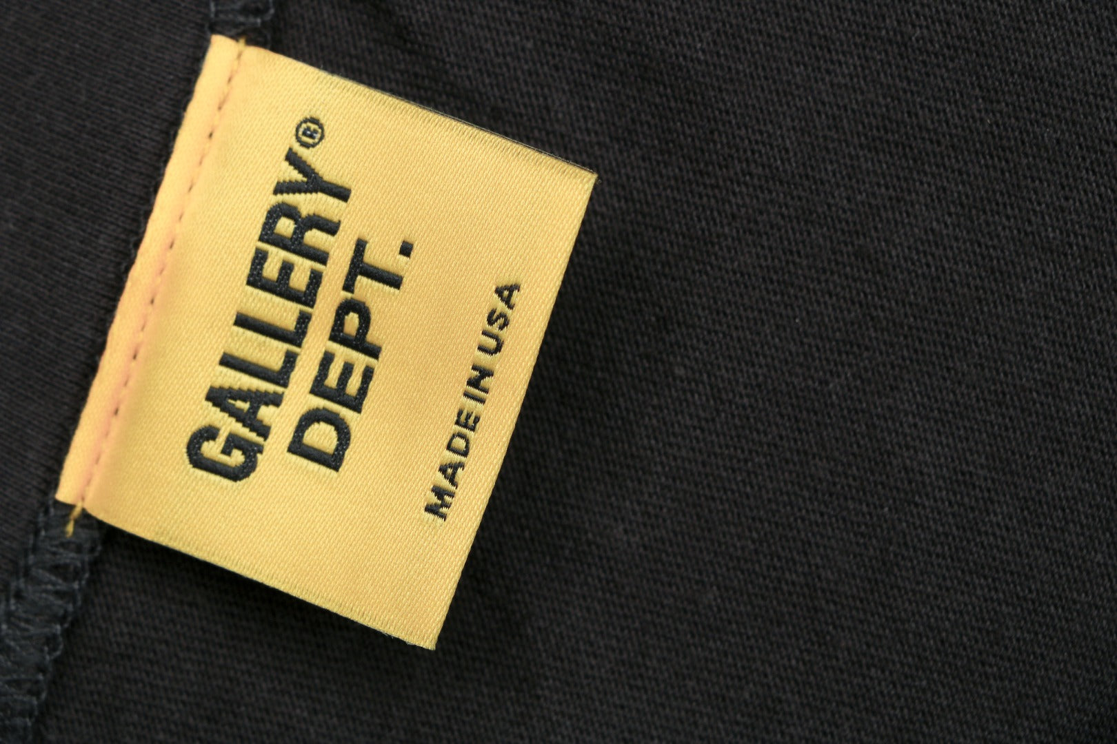 Gallery Dept. Dépt. de la Galerie Distressed Yellow French Print Tee – Black